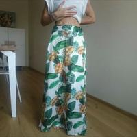 Gonna lunga bianca, con stampa di foglie tropicali