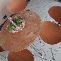 Tavolino in legno con sedie 4