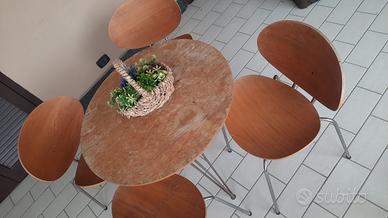 Tavolino in legno con sedie 4