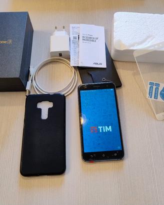 Asus Zenfone 3 con accessori