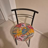 Sedia nera con  tessuto colorato
