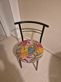 Sedia nera con  tessuto colorato