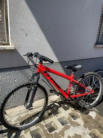 Bicicletta MTB rossa e nera