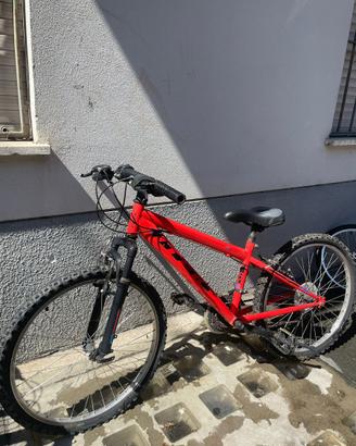 Bicicletta MTB rossa e nera