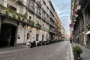 2 LOCALI A NAPOLI