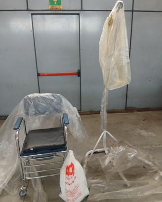 Sedia a rotelle COMODA PER DEFECARE DA SEDUTI