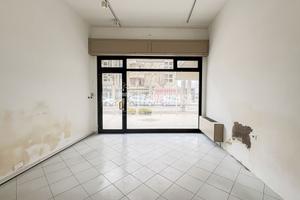 LOCALE COMMERCIALE A DUE PASSI DAL MARE