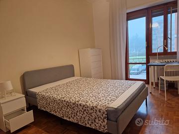 Camera arredata con mobilio nuovo per stud/lavorat