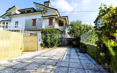 VILLETTA A SCHIERA FRONTE MARE CON GIARDINO E POST