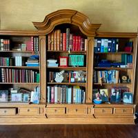 Libreria sontuosa in legno massiccio