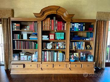 Libreria sontuosa in legno massiccio