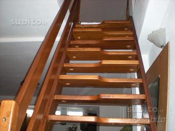 Scala a giorno in legno Iroko mielato