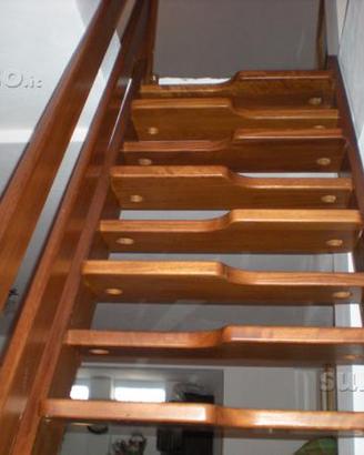 Scala a giorno in legno Iroko mielato