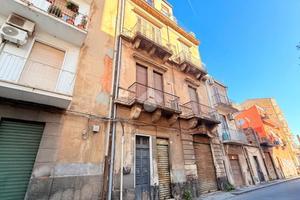 BORGO-3 Vani in zona centrale con terrazzo