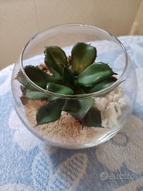 Ciotola in vetro con pianta artificiale 