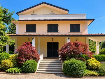Villa di 250 m² con più di 5 locali e box auto dop