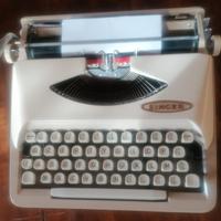 macchina da scrivere Singer