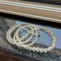 collana con perline trasparenti