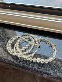 collana con perline trasparenti