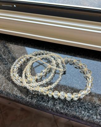 collana con perline trasparenti