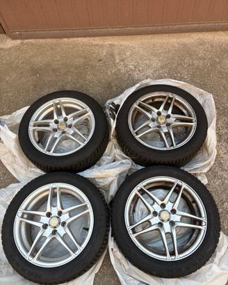 Kit 4 Cerchi in Lega 15" (5 fori) e gomme