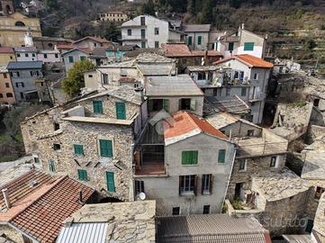 MULTILOCALE A CARPASIO