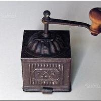 Antico macinino da caffe'