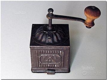 Antico macinino da caffe'