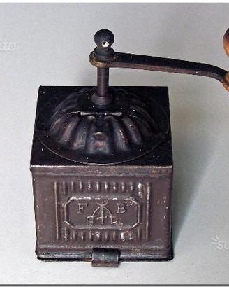 Antico macinino da caffe'