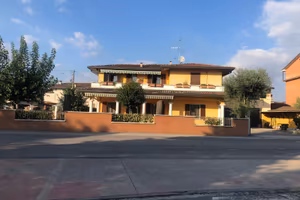 Villa al primo piano e commerciale a piano terra
