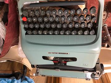 Macchina da scrivere olivetti 44