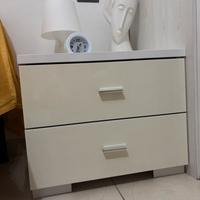 comodini in vernice bianca