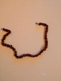 Collana in Ambra scura con pietre irregolari.
