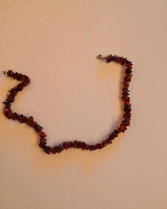 Collana in Ambra scura con pietre irregolari.