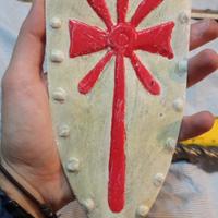 Scudo vichingo ornamentale in gesso dipinto a mano