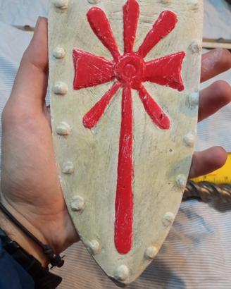 Scudo vichingo ornamentale in gesso dipinto a mano