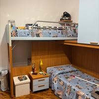 Cameretta bambini con scrivania armadi e letti