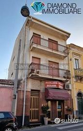 Palazzetto su 4 livelli con locale commerciale