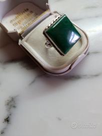 anello con pietra 