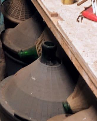 Damigiane e bottiglioni di vetro d'epoca