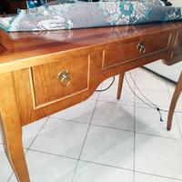 Scrivania in legno massello.