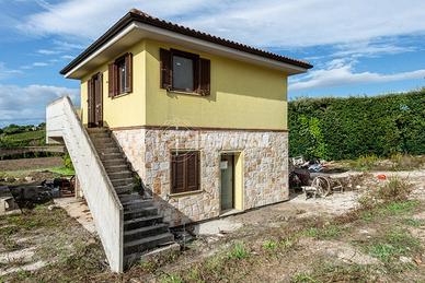 VILLETTA INDIPENDENTE CON GIARDINO E GARAGE