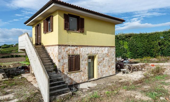 VILLETTA INDIPENDENTE CON GIARDINO E GARAGE