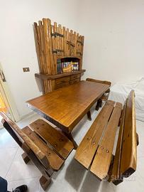 Sala da pranzo - vetrina, tavolo, panche massiccio
