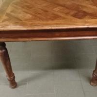 tavolo quadrato in legno noce a lisca di pesce 