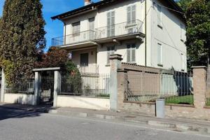 Casa indipendente con giardino, bosco e magazzino