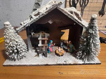 Presepe in legno con Natività e alberelli innevati