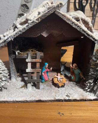 Presepe in legno con Natività e alberelli innevati