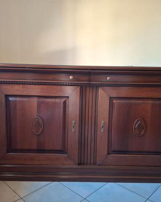 Vetrina, madia, sedie in legno massello
