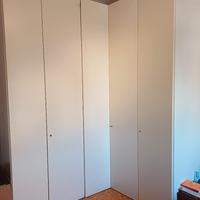 armadio ad angolo bianco